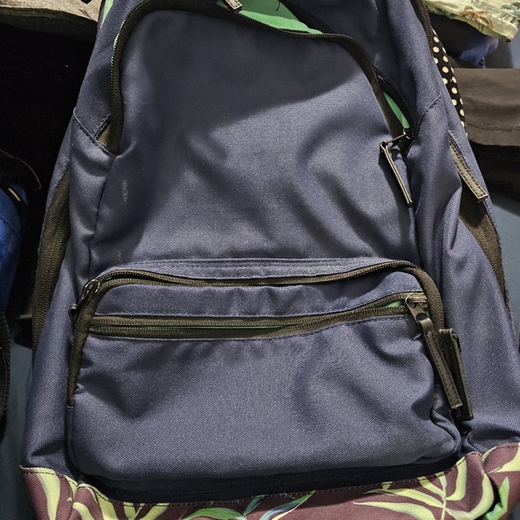 Backpack 5 zip pockets/padded laptop pocket. - Picture 3 of 5